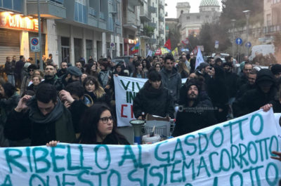 Città "sfregiata" dopo il corteo No Tap, la Digos identifica e denuncia 22 attivisti - Corriere Salentino