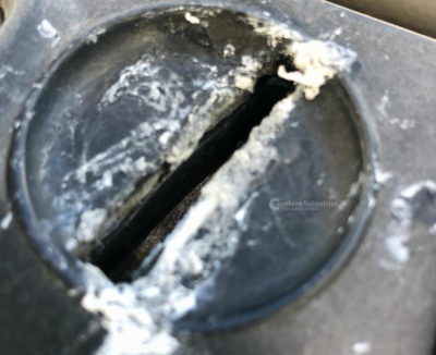 Chiodi e silicone per bloccare parcometri, scritte No Tap - Corriere Salentino