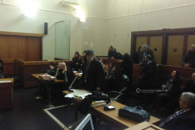 Soldi e regalie per non controllare aziende e autotrasportatori: condannati 13 poliziotti della stradale - Corriere Salentino