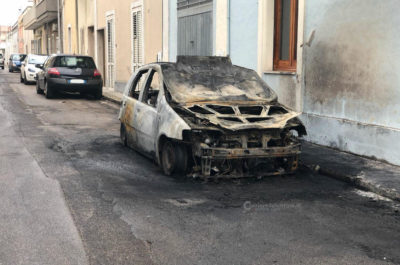 Doppio raid incendiario nella notte: alle fiamme le auto della famiglia di un assicuratore - Corriere Salentino