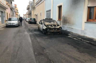 Doppio raid incendiario nella notte: alle fiamme le auto della famiglia di un assicuratore - Corriere Salentino