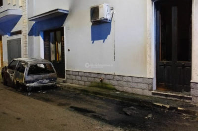 Doppio raid incendiario nella notte: alle fiamme le auto della famiglia di un assicuratore - Corriere Salentino