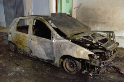 Doppio raid incendiario nella notte: alle fiamme le auto della famiglia di un assicuratore - Corriere Salentino