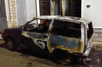 Doppio raid incendiario nella notte: alle fiamme le auto della famiglia di un assicuratore - Corriere Salentino