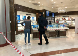 Terrore nel centro commerciale: quattro banditi infrangono le vetrine della gioielleria e fuggono coi preziosi