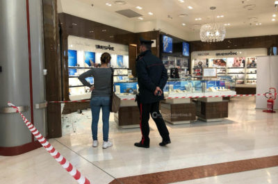 Terrore nel centro commerciale: quattro banditi infrangono le vetrine della gioielleria e fuggono coi preziosi - Corriere Salentino
