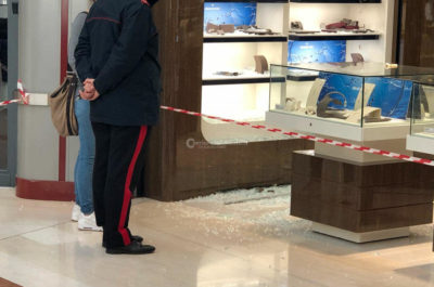 Terrore nel centro commerciale: quattro banditi infrangono le vetrine della gioielleria e fuggono coi preziosi - Corriere Salentino
