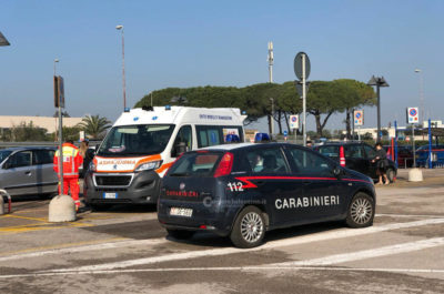 Terrore nel centro commerciale: quattro banditi infrangono le vetrine della gioielleria e fuggono coi preziosi - Corriere Salentino