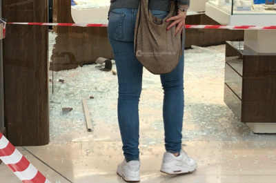 Terrore nel centro commerciale: quattro banditi infrangono le vetrine della gioielleria e fuggono coi preziosi - Corriere Salentino