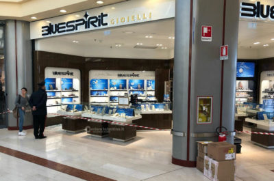 Terrore nel centro commerciale: quattro banditi infrangono le vetrine della gioielleria e fuggono coi preziosi - Corriere Salentino