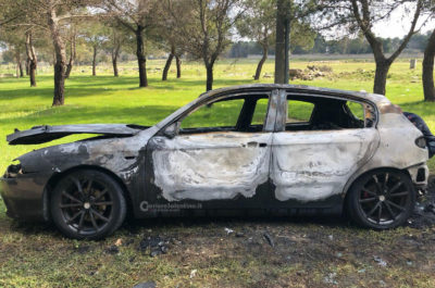 Terrore nel centro commerciale: quattro banditi infrangono le vetrine della gioielleria e fuggono coi preziosi - Corriere Salentino