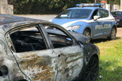 Terrore nel centro commerciale: quattro banditi infrangono le vetrine della gioielleria e fuggono coi preziosi - Corriere Salentino