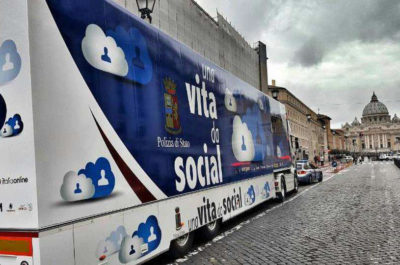 Alessandra Amoroso e la Polizia scendono in piazza contro il bullismo: arriva a Lecce il "Truck" della Postale - Corriere Salentino