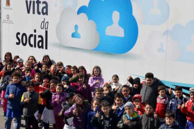 Alessandra Amoroso e la Polizia scendono in piazza contro il bullismo: arriva a Lecce il "Truck" della Postale - Corriere Salentino