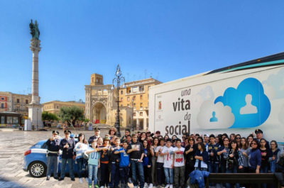 Alessandra Amoroso e la Polizia scendono in piazza contro il bullismo: arriva a Lecce il "Truck" della Postale - Corriere Salentino