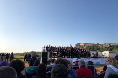 La grande festa dei fedeli ad Alessano. Papa Francesco: “Dobbiamo imitare Don Tonino: una Chiesa vicina ai poveri” - Corriere Salentino