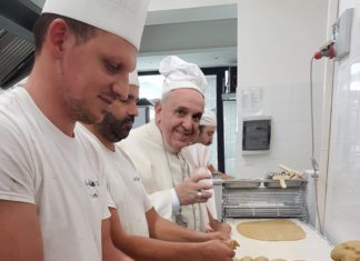 Le foto fake intasano la Rete: si comincia con il Papa alle prese coi pasticciotti