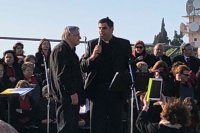 La grande festa dei fedeli ad Alessano. Papa Francesco: “Dobbiamo imitare Don Tonino: una Chiesa vicina ai poveri” - Corriere Salentino