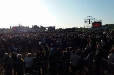 La grande festa dei fedeli ad Alessano. Papa Francesco: “Dobbiamo imitare Don Tonino: una Chiesa vicina ai poveri” - Corriere Salentino