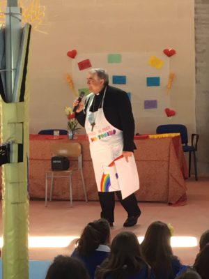 Monsignor Seccia con il grembiule agli studenti di Lizzanello: “Il messaggio di Don Tonino per combattere il bullismo” - Corriere Salentino