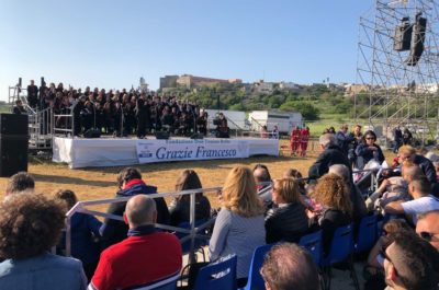 La grande festa dei fedeli ad Alessano. Papa Francesco: “Dobbiamo imitare Don Tonino: una Chiesa vicina ai poveri” - Corriere Salentino