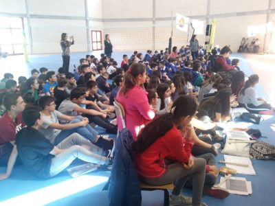 Monsignor Seccia con il grembiule agli studenti di Lizzanello: “Il messaggio di Don Tonino per combattere il bullismo” - Corriere Salentino