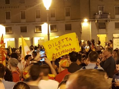 Lecce, una gioia B-estiale! Dal tradizionale bagno nella fontana ai cori: tutta la festa minuto per minuto - Corriere Salentino