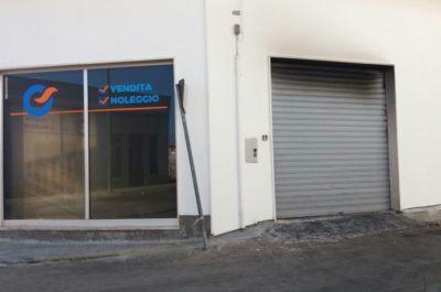 Notte "rovente" nel Salento, bruciano otto mezzi: distrutto un autosalone a Collepasso - Corriere Salentino