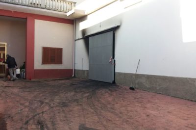 Notte "rovente" nel Salento, bruciano otto mezzi: distrutto un autosalone a Collepasso - Corriere Salentino