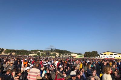 La grande festa dei fedeli ad Alessano. Papa Francesco: “Dobbiamo imitare Don Tonino: una Chiesa vicina ai poveri” - Corriere Salentino