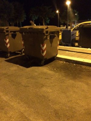 Cassonetti rotti e riversamento liquame in strada a San Cataldo - Corriere Salentino