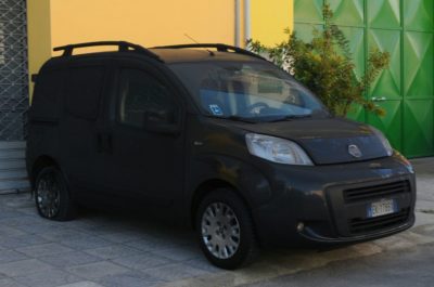 Notte "rovente" nel Salento, bruciano otto mezzi: distrutto un autosalone a Collepasso - Corriere Salentino