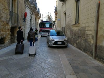 La multa e il pentimento diventano "social": dopo Monosi, tocca a Foresio, che ostruisce il passaggio ai vigili del fuoco - Corriere Salentino