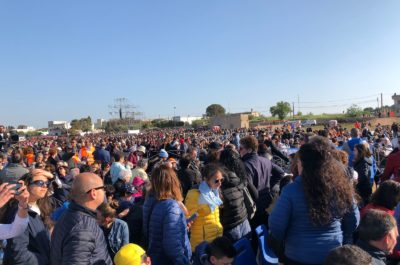 La grande festa dei fedeli ad Alessano. Papa Francesco: “Dobbiamo imitare Don Tonino: una Chiesa vicina ai poveri” - Corriere Salentino