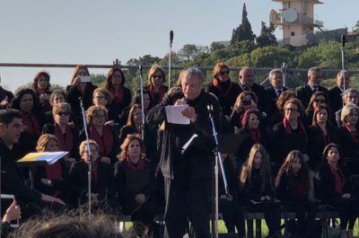 La grande festa dei fedeli ad Alessano. Papa Francesco: “Dobbiamo imitare Don Tonino: una Chiesa vicina ai poveri” - Corriere Salentino