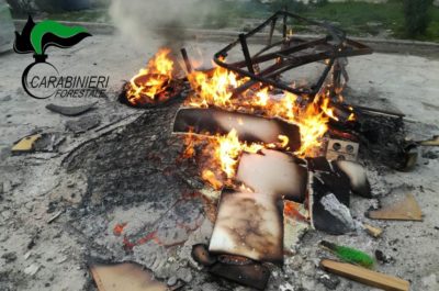 Colto sul fatto mentre incendia un cumulo di rifiuti, denunciato un 39enne - Corriere Salentino