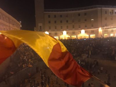 Lecce, una gioia B-estiale! Dal tradizionale bagno nella fontana ai cori: tutta la festa minuto per minuto - Corriere Salentino