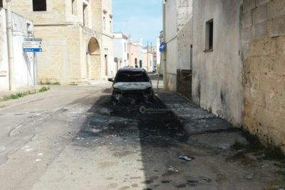 Auto distrutta dalle fiamme, indagano i carabinieri - Corriere Salentino