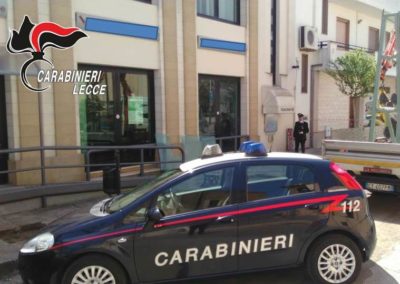Tagliano la vetrata ed entrano nella Bpp, poi fanno saltare in aria il bancomat: banda in fuga col bottino - Corriere Salentino