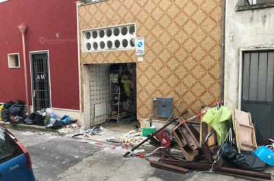 Paura nella notte, bomba carta contro l'abitazione di un barbiere: danni anche a due auto - Corriere Salentino