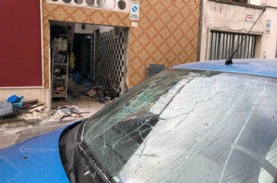 Paura nella notte, bomba carta contro l'abitazione di un barbiere: danni anche a due auto - Corriere Salentino