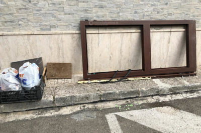 Paura nella notte, bomba carta contro l'abitazione di un barbiere: danni anche a due auto - Corriere Salentino