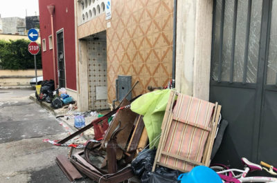 Paura nella notte, bomba carta contro l'abitazione di un barbiere: danni anche a due auto - Corriere Salentino