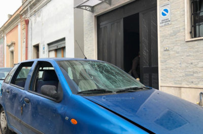 Paura nella notte, bomba carta contro l'abitazione di un barbiere: danni anche a due auto - Corriere Salentino