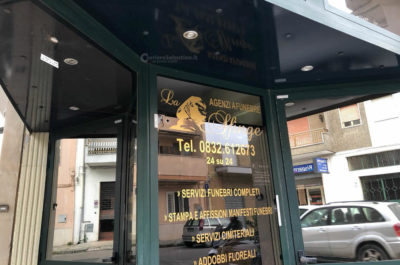 Segnalazione in serata: colpi d'arma da fuoco esplosi contro un'agenzia funebre - Corriere Salentino