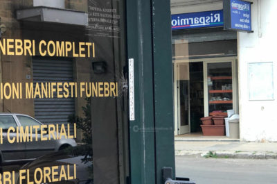Segnalazione in serata: colpi d'arma da fuoco esplosi contro un'agenzia funebre - Corriere Salentino