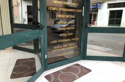 Segnalazione in serata: colpi d'arma da fuoco esplosi contro un'agenzia funebre - Corriere Salentino