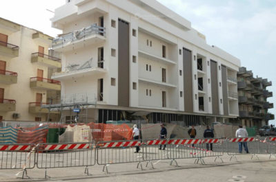 Esplosione nell'hotel in ristrutturazione sul lungomare di Gallipoli, ingenti i danni - Corriere Salentino