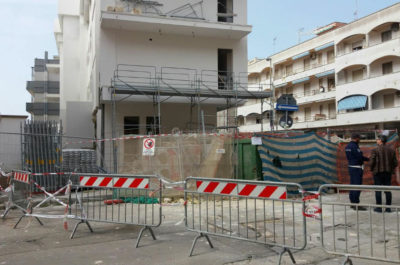 Esplosione nell'hotel in ristrutturazione sul lungomare di Gallipoli, ingenti i danni - Corriere Salentino