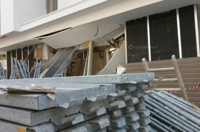 Esplosione nell'hotel in ristrutturazione sul lungomare di Gallipoli, ingenti i danni - Corriere Salentino